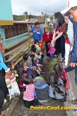 Con la participación de integrantes y voluntarios de PonteCool.com y las Chicas Cool, se realizo un agasajo a los niños de escasos recursos con la donación voluntaria de personas y negocios. Este agasajo llego a 130 niños del sector.
