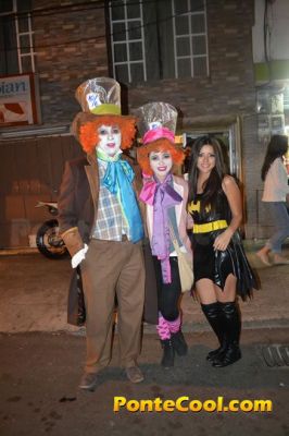 La quema de años viejos es una tradición que se lleva acabo en Ecuador en donde los vecinos de los barrios se reúnen para elaborar los monigotes y cuando ya es el nuevo año proceden a la quema de los mismos. Después todos se abrazan y se desean un feliz año nuevo.
