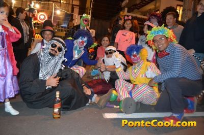 La quema de años viejos es una tradición que se lleva acabo en Ecuador en donde los vecinos de los barrios se reúnen para elaborar los monigotes y cuando ya es el nuevo año proceden a la quema de los mismos. Después todos se abrazan y se desean un feliz año nuevo.
