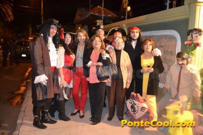 La quema de años viejos es una tradición que se lleva acabo en Ecuador en donde los vecinos de los barrios se reúnen para elaborar los monigotes y cuando ya es el nuevo año proceden a la quema de los mismos. Después todos se abrazan y se desean un feliz año nuevo.
