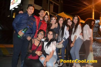 La quema de años viejos es una tradición que se lleva acabo en Ecuador en donde los vecinos de los barrios se reúnen para elaborar los monigotes y cuando ya es el nuevo año proceden a la quema de los mismos. Después todos se abrazan y se desean un feliz año nuevo.
