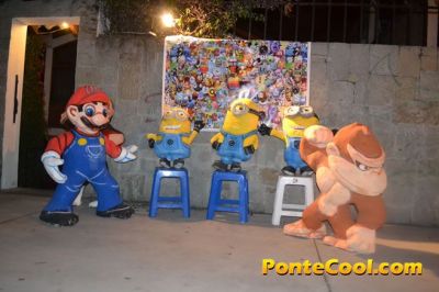 La quema de años viejos es una tradición que se lleva acabo en Ecuador en donde los vecinos de los barrios se reúnen para elaborar los monigotes y cuando ya es el nuevo año proceden a la quema de los mismos. Después todos se abrazan y se desean un feliz año nuevo.
