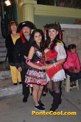 La quema de años viejos es una tradición que se lleva acabo en Ecuador en donde los vecinos de los barrios se reúnen para elaborar los monigotes y cuando ya es el nuevo año proceden a la quema de los mismos. Después todos se abrazan y se desean un feliz año nuevo.
