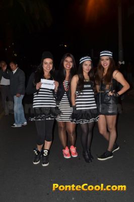 La quema de años viejos es una tradición que se lleva acabo en Ecuador en donde los vecinos de los barrios se reúnen para elaborar los monigotes y cuando ya es el nuevo año proceden a la quema de los mismos. Después todos se abrazan y se desean un feliz año nuevo.
