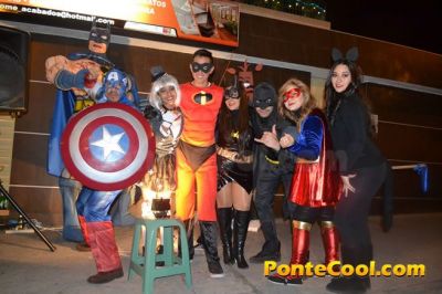 La quema de años viejos es una tradición que se lleva acabo en Ecuador en donde los vecinos de los barrios se reúnen para elaborar los monigotes y cuando ya es el nuevo año proceden a la quema de los mismos. Después todos se abrazan y se desean un feliz año nuevo.
