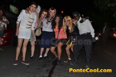 La quema de años viejos es una tradición que se lleva acabo en Ecuador en donde los vecinos de los barrios se reúnen para elaborar los monigotes y cuando ya es el nuevo año proceden a la quema de los mismos. Después todos se abrazan y se desean un feliz año nuevo.
