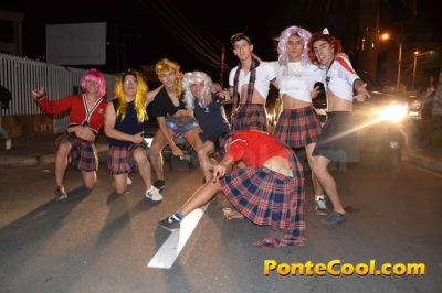 La quema de años viejos es una tradición que se lleva acabo en Ecuador en donde los vecinos de los barrios se reúnen para elaborar los monigotes y cuando ya es el nuevo año proceden a la quema de los mismos. Después todos se abrazan y se desean un feliz año nuevo.
