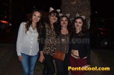 La quema de años viejos es una tradición que se lleva acabo en Ecuador en donde los vecinos de los barrios se reúnen para elaborar los monigotes y cuando ya es el nuevo año proceden a la quema de los mismos. Después todos se abrazan y se desean un feliz año nuevo.
