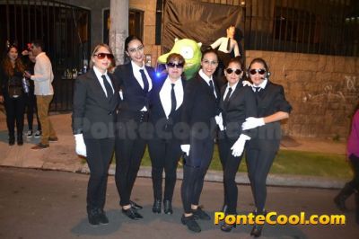 La quema de años viejos es una tradición que se lleva acabo en Ecuador en donde los vecinos de los barrios se reúnen para elaborar los monigotes y cuando ya es el nuevo año proceden a la quema de los mismos. Después todos se abrazan y se desean un feliz año nuevo.
